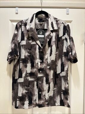 NWT DistortionMen's Short Sleeve Button-Up Shirt in Black & White Abstract Print